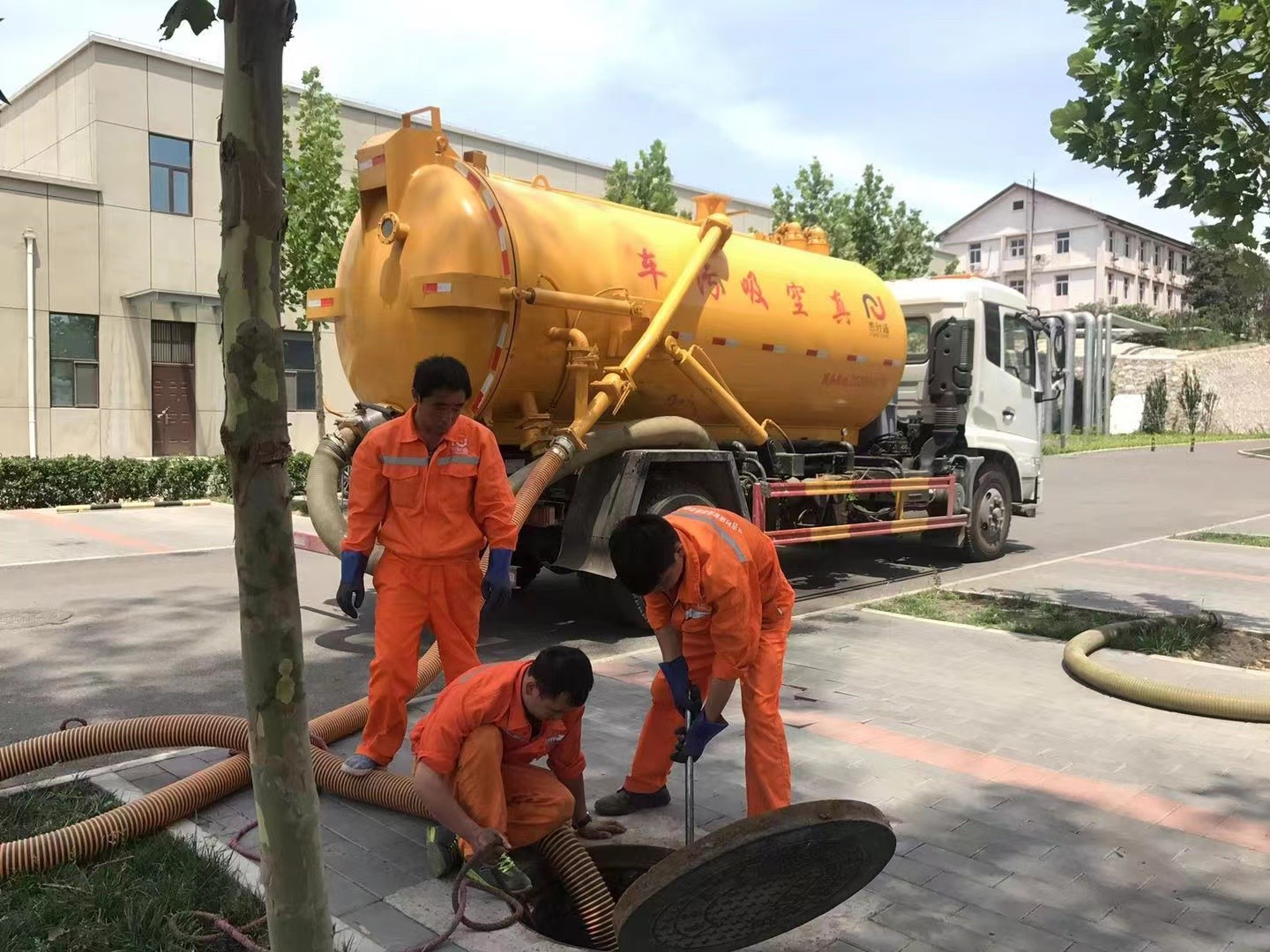 翠峦管道疏通车停在窨井附近