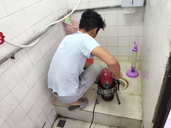 翠峦管道堵塞冒臭气 专业师傅现场解决问题