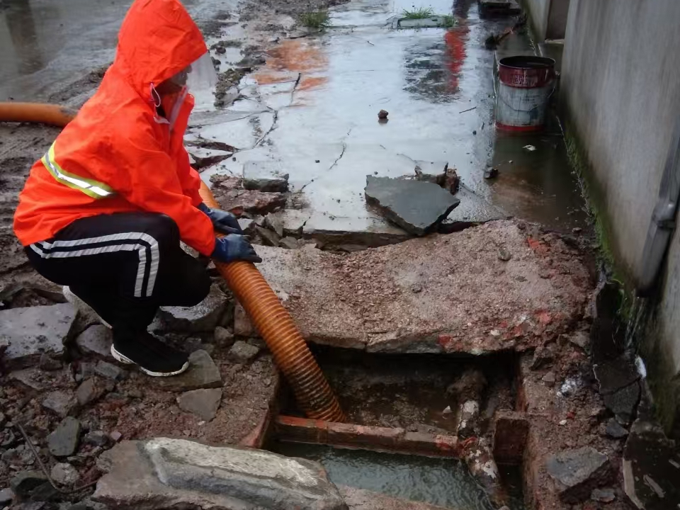 翠峦专业清理污水池 炜誉市政以规范流程守护城市 “肠道”